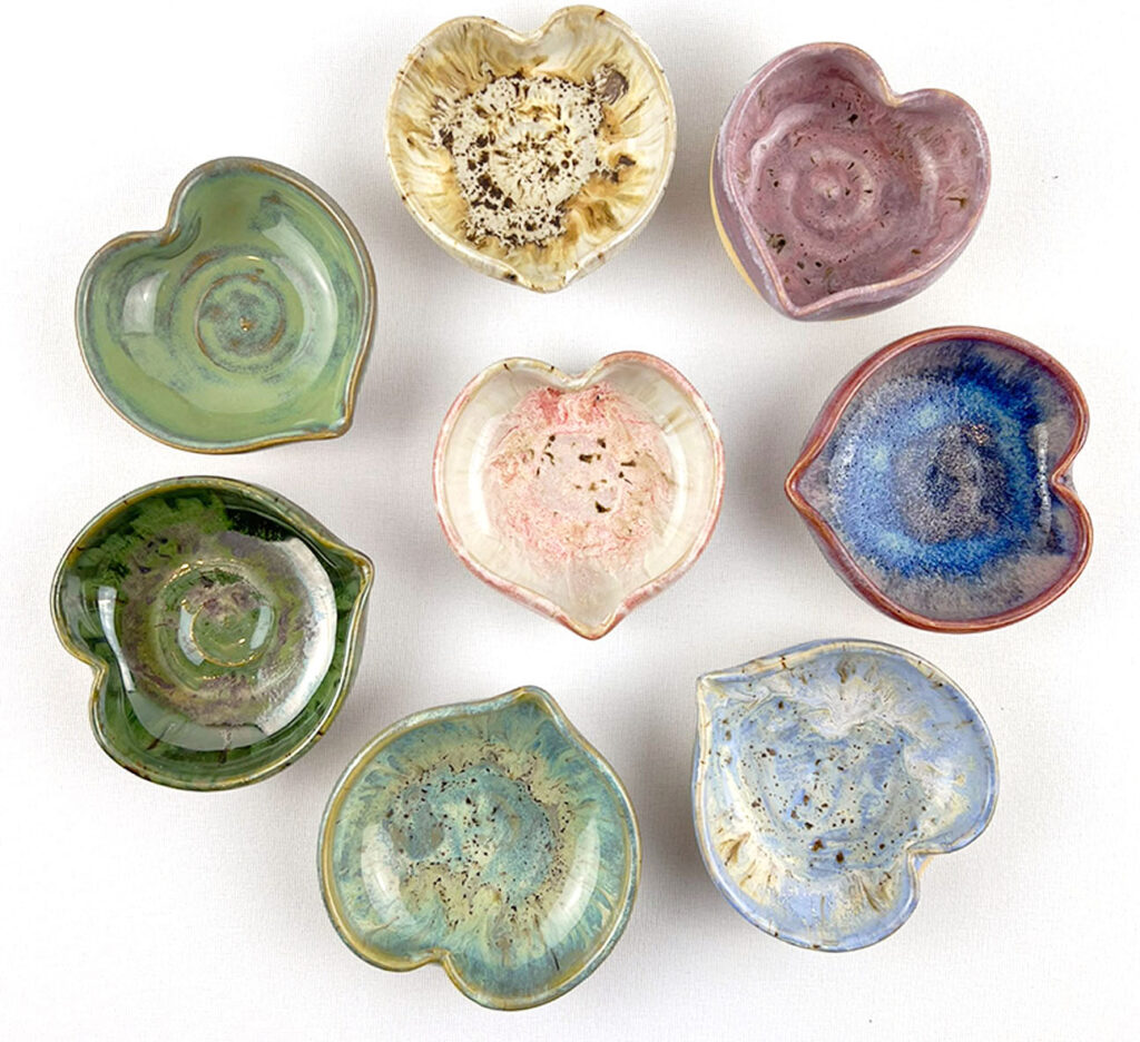 Små hjärtanskålar i pastelliga färger.